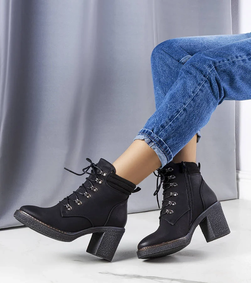 Czarne ocieplane botki na słupku