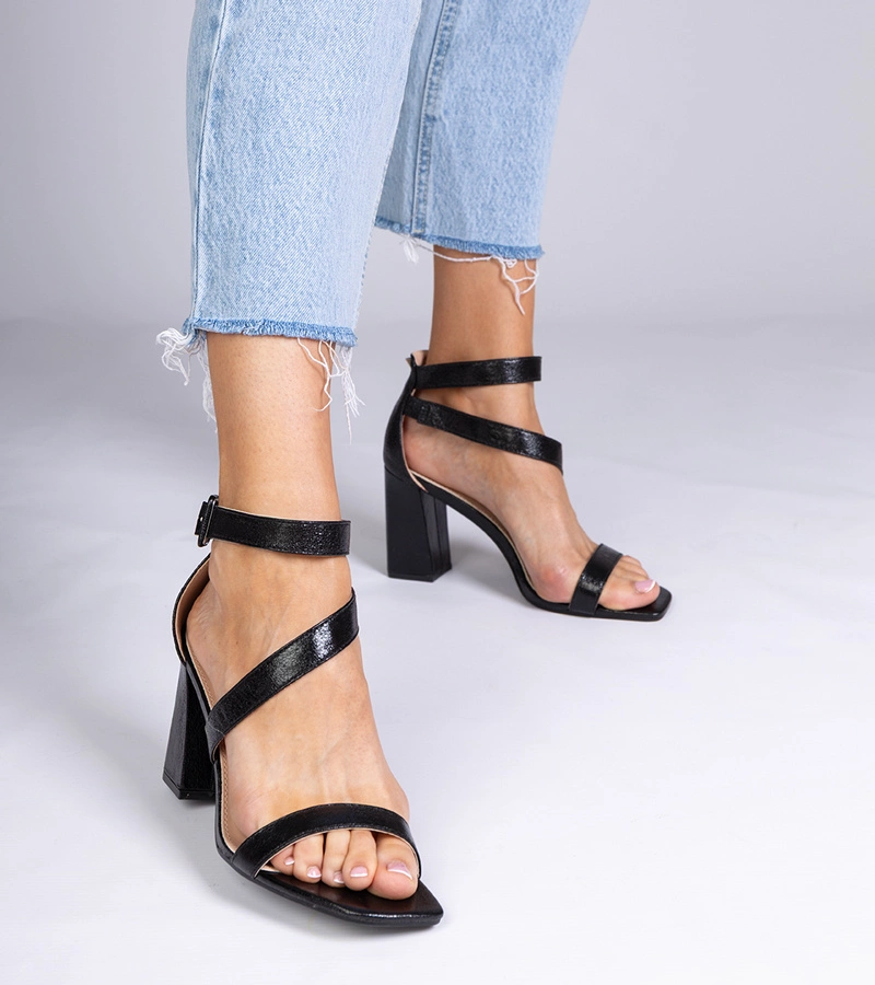 Hers Czarne sandały na słupku ze sprzączką