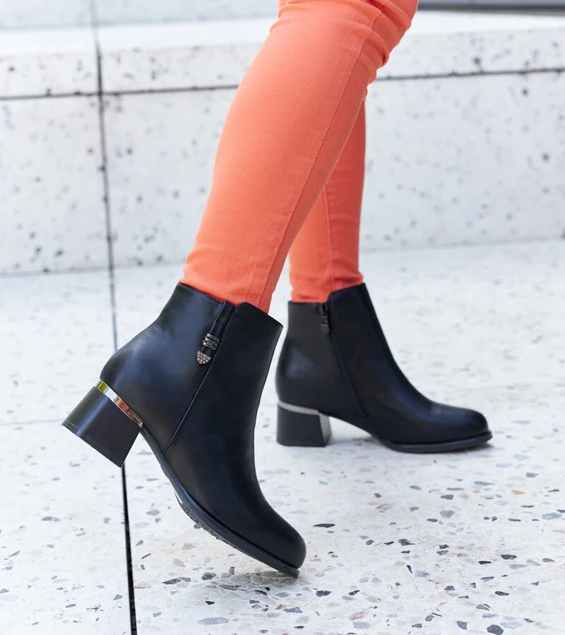 Czarne eleganckie botki z cyrkoniami