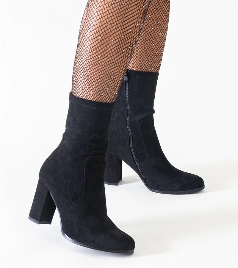 Czarne dopasowane botki na wysokim słupku eko-zamsz