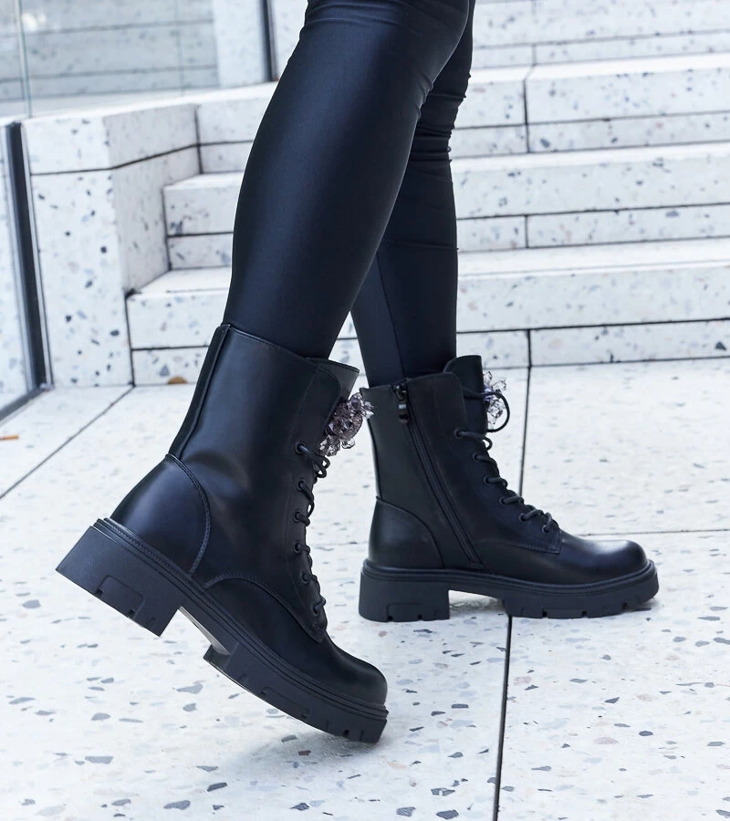 Czarne botki sznurowane z ozdobą z ekoskóry Accadia