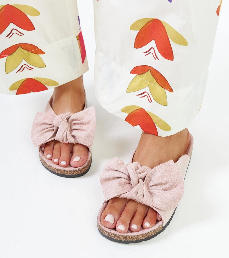 Jasnoróżowe klapki na korkowej podeszwie