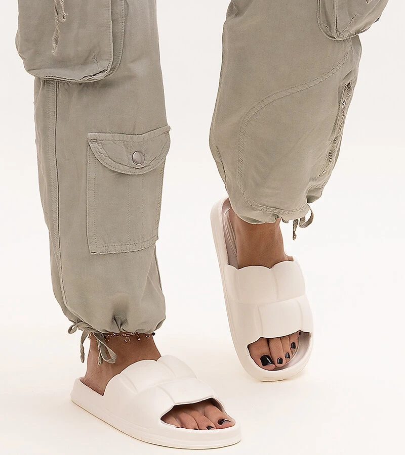 Białe klapki piankowe