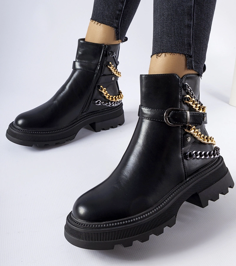 Czarne ocieplane botki z ozdobnymi łańcuchami