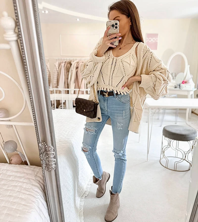 Błękitne jeansy elastyczne z przetarciami i wysokim stanem