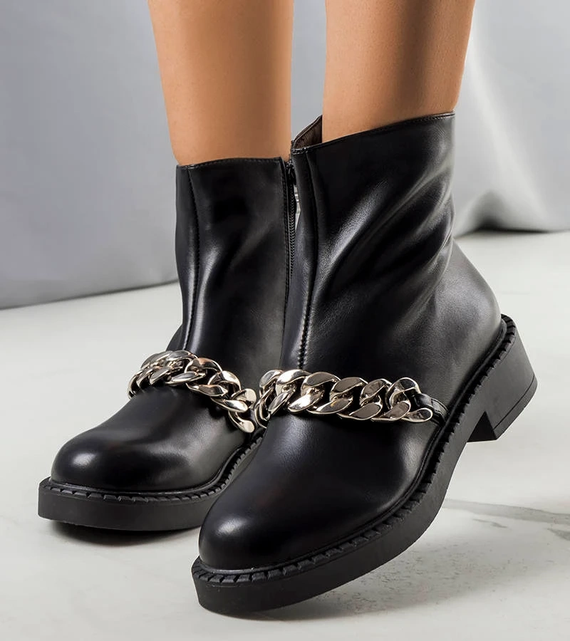 Czarne botki ocieplane z łańcuchem