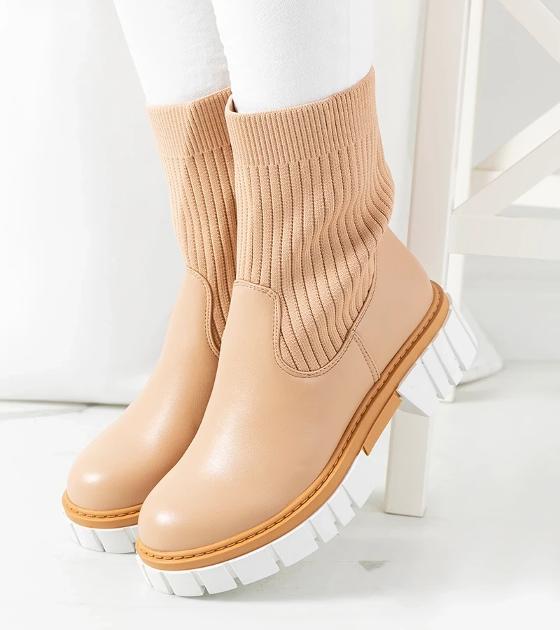 Beżowe botki na wysokiej podeszwie