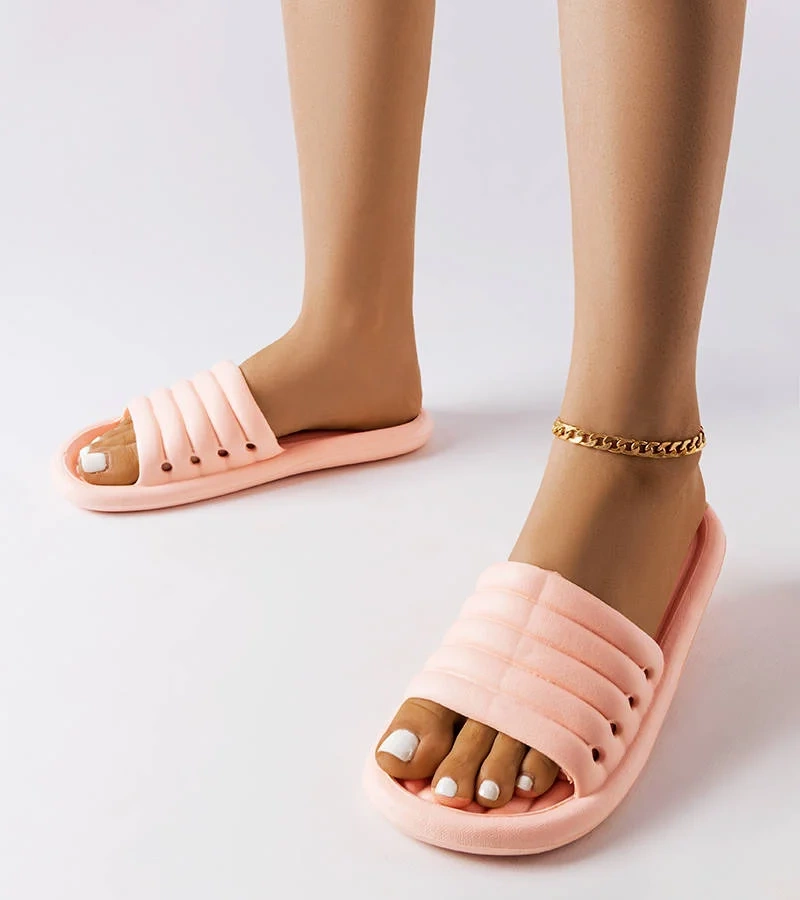 Różowe gumowe klapki