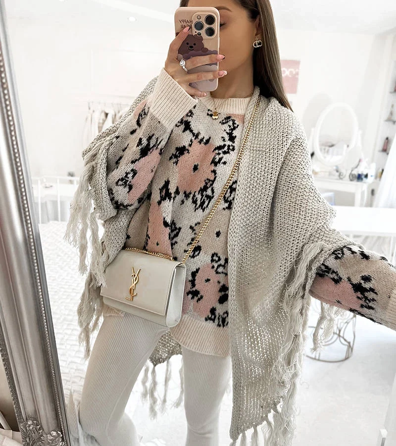 Beżowa narzutka z frędzlami