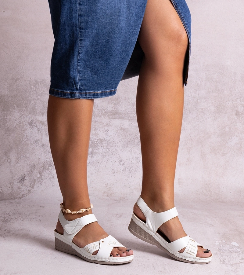 Białe sandały na niskiej koturnie