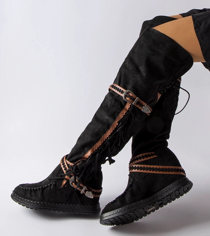 Hers Czarne kozaki na koturnie z frędzelkami