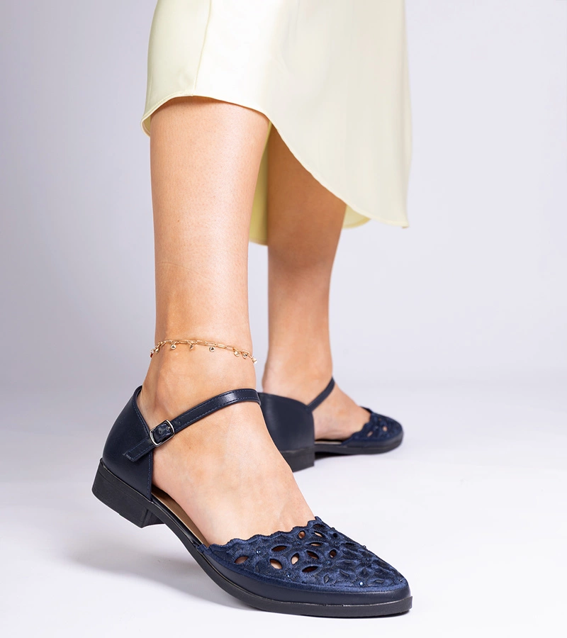 Hers Granatowe sandały ażurowe z cyrkoniami