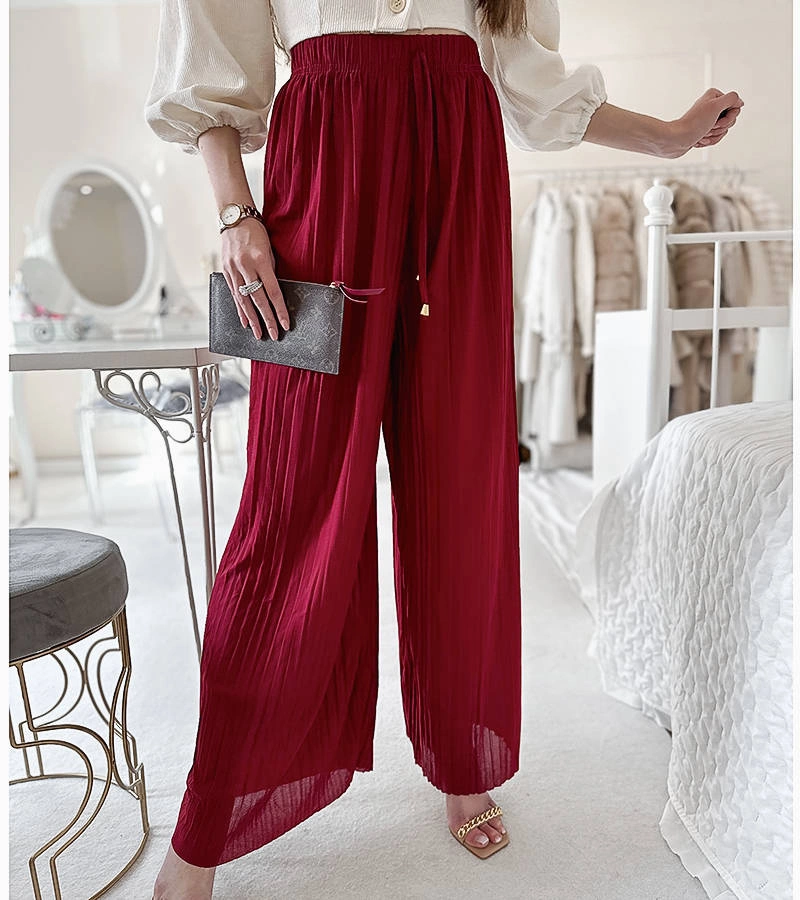 Czerwone plisowane spodnie o swobodnym fasonie