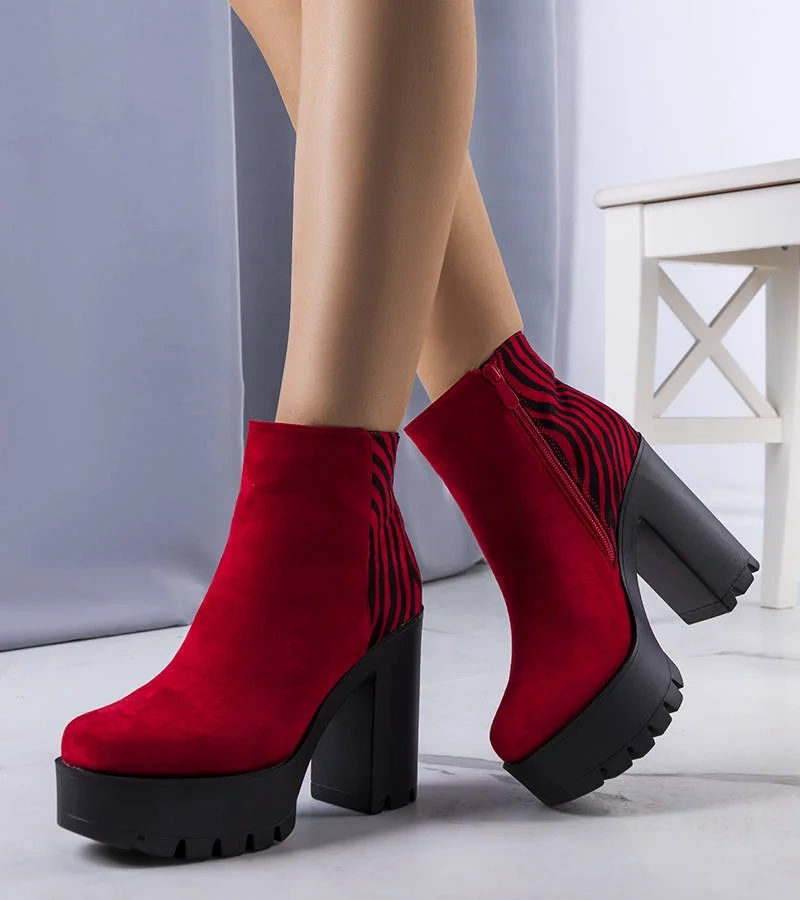 Czerwone botki na słupku