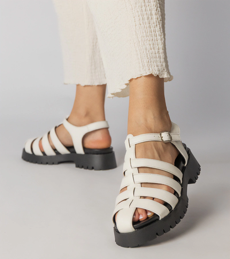 Hers Białe sandały na platformie z zabudowana linią palców