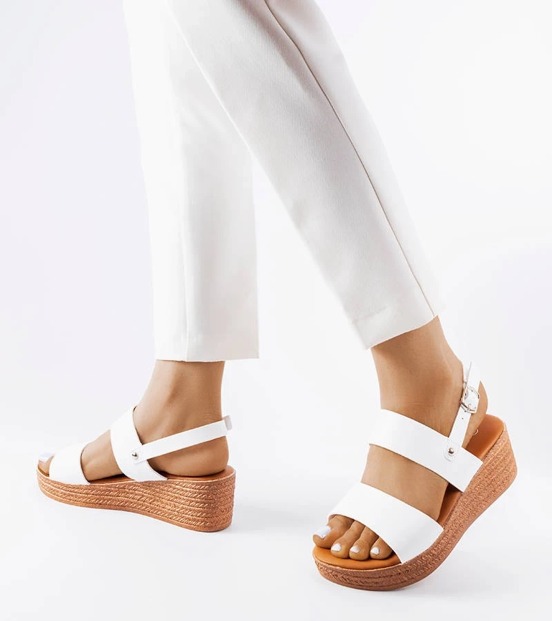 Czarne sandały za koturnie