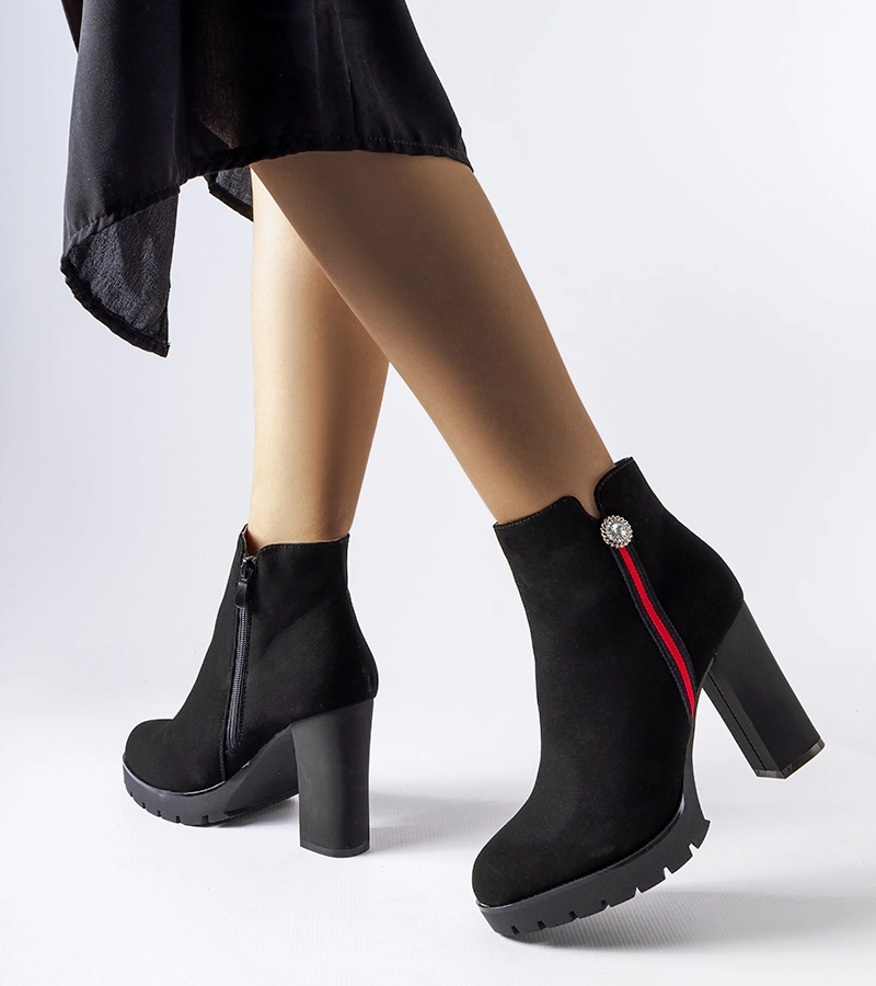 Czarne satynowe botki na masywnym słupku