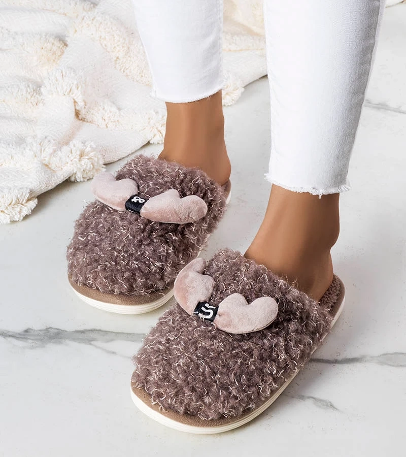 Brązowe puchate kapcie