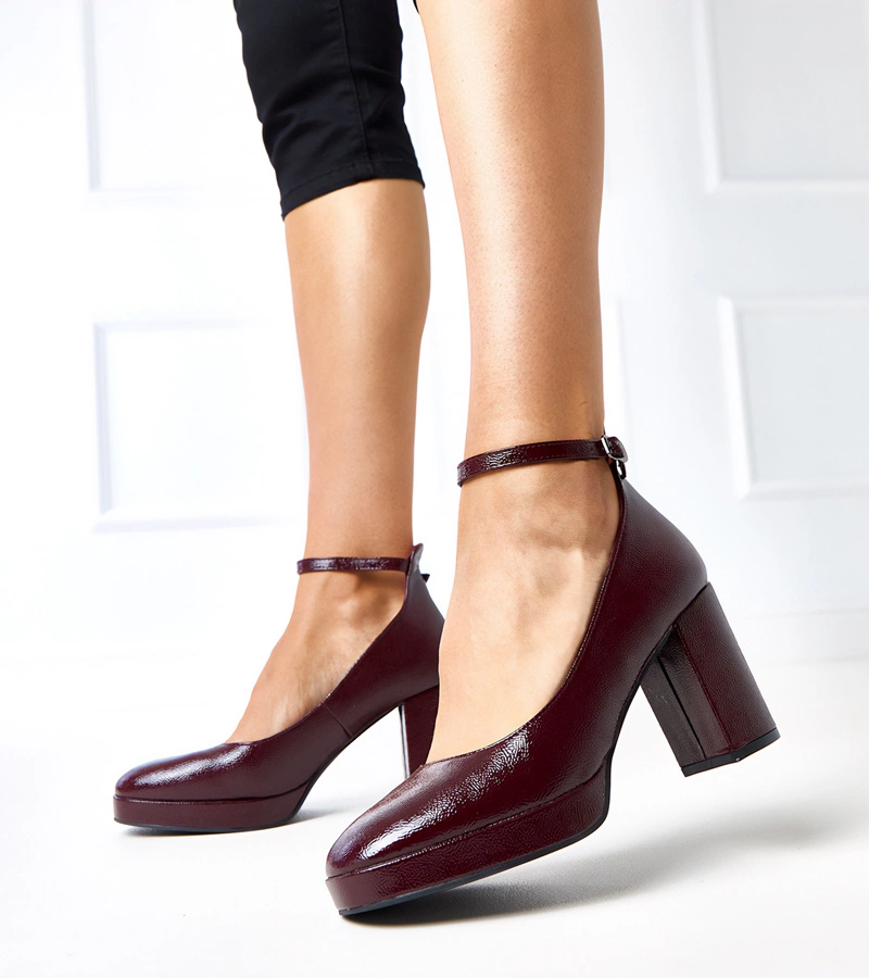 Hers Bordowe czółenka lakierowane na masywnym słupku