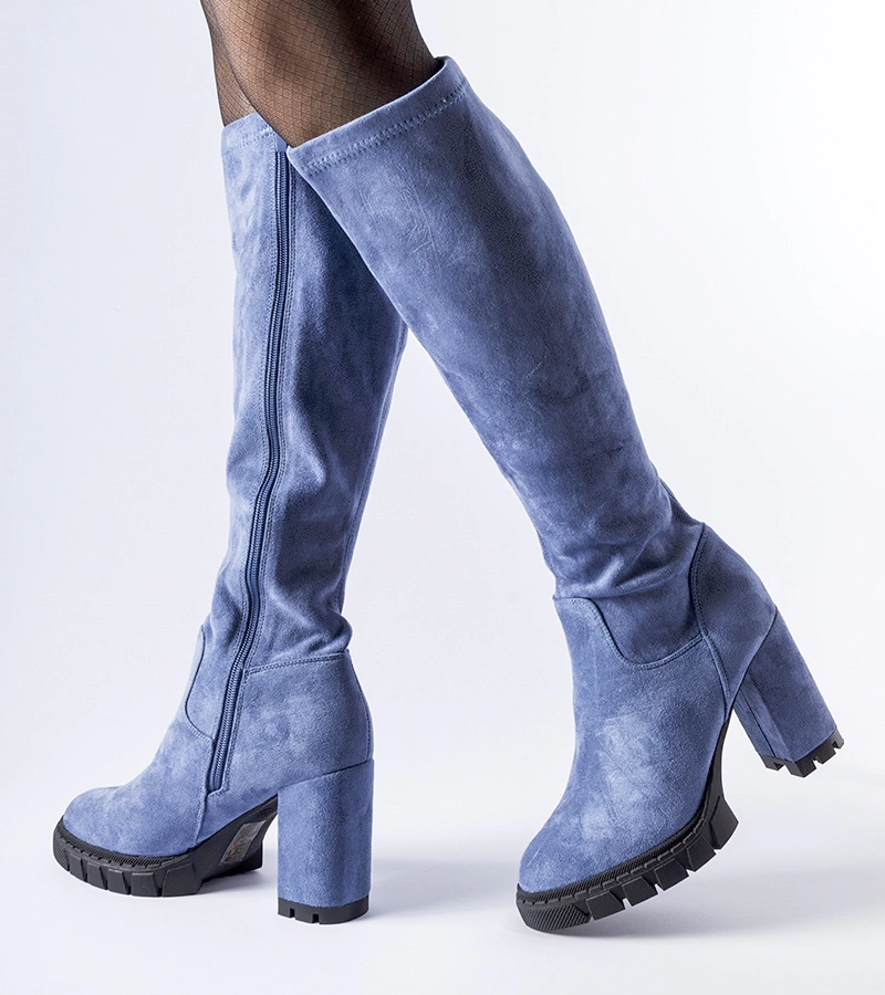 Niebieskie kozaki na słupku z widocznym protektorem