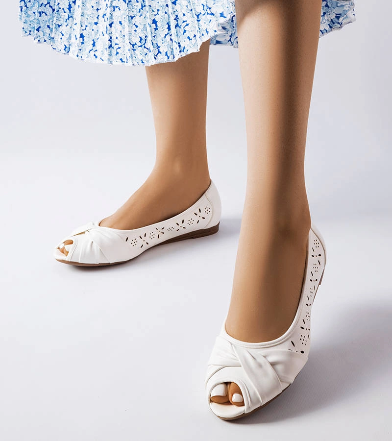 Białe ażurowe balerinki z odkrytym noskiem