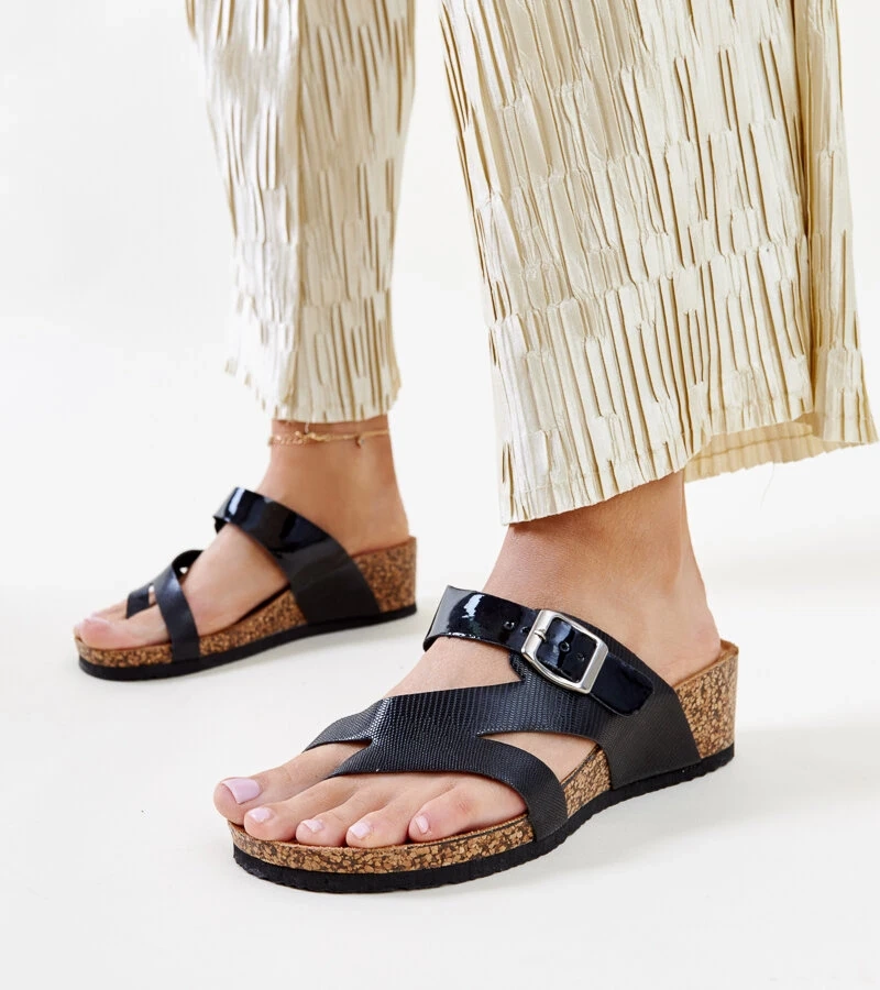 Czarne metaliczne klapki na koturnie