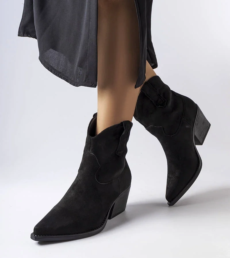 Czarne kowbojki na obcasie