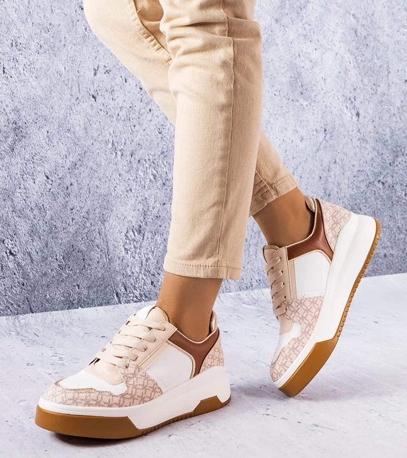 Brązowe sneakersy zdobione monogramem