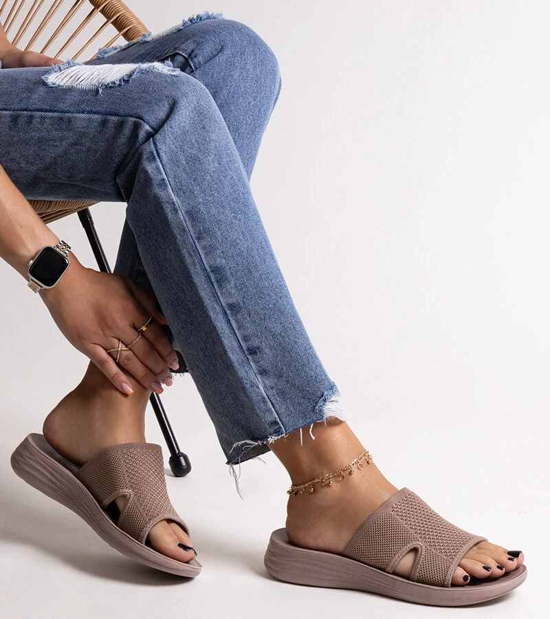 Brązowe klapki na platformie