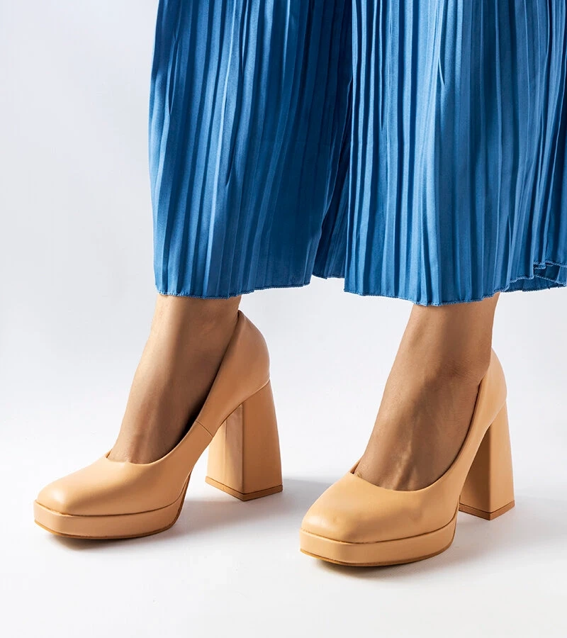 Beżowe czółenka na wysokim słupku