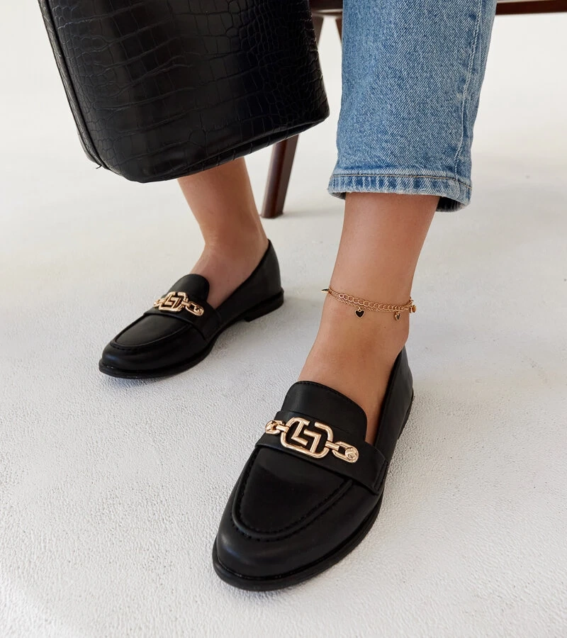 Czarne mokasyny zdobione łańcuszkiem