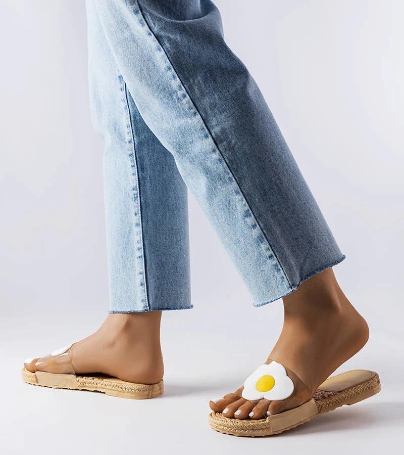 Transparentne klapki zdobione jajkiem