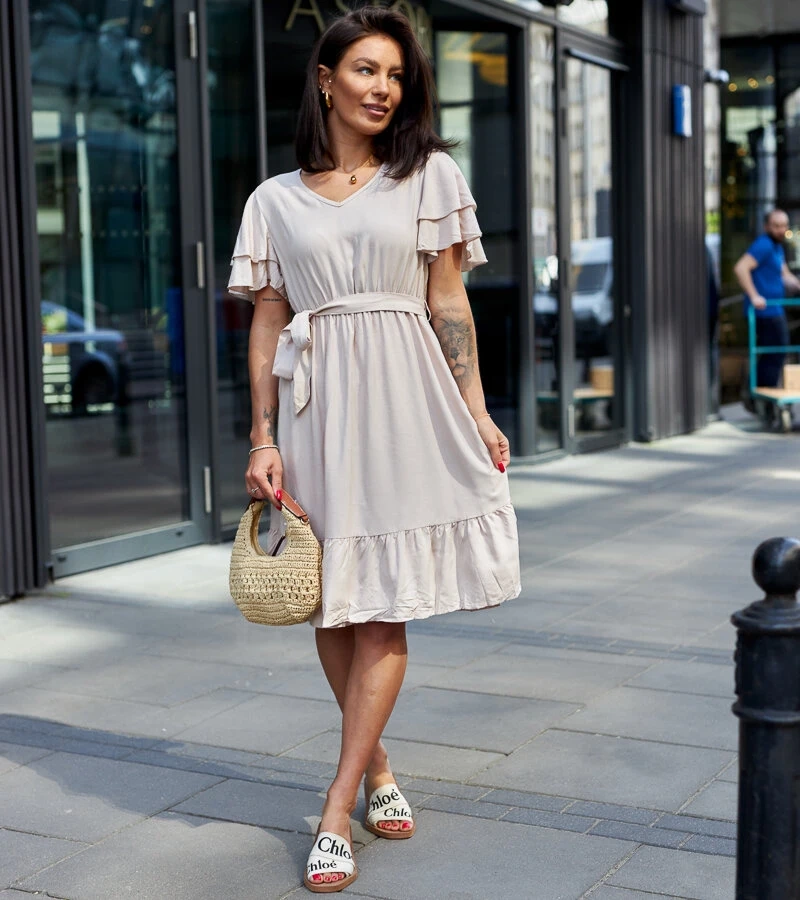 Beżowa sukienka z paskiem