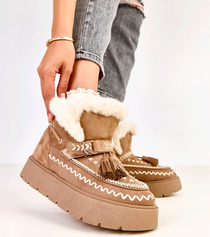 Hers Jasnobrązowe śniegowce na platformie z frędzlami