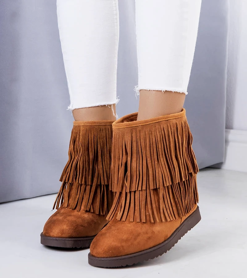 Brązowe botki na koturnie zdobione frędzekami