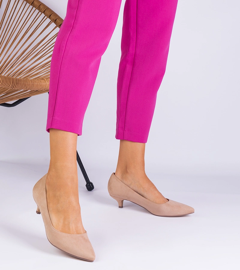 Hers czółenka damskie beżowe z ekozamszu na niskiej szpilce - eleganckie i stylowe obuwie na każdą okazję.