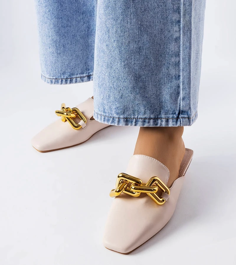 Beżowe klapki z zakrytym noskiem