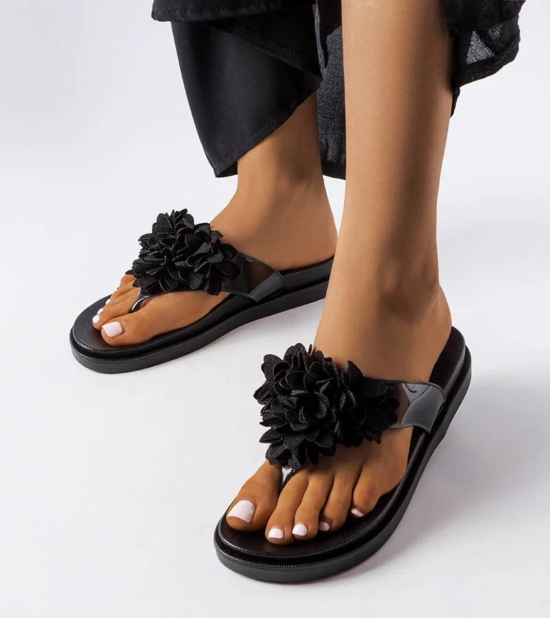 Czarne klapki typu japonki zdobione kwiatkami