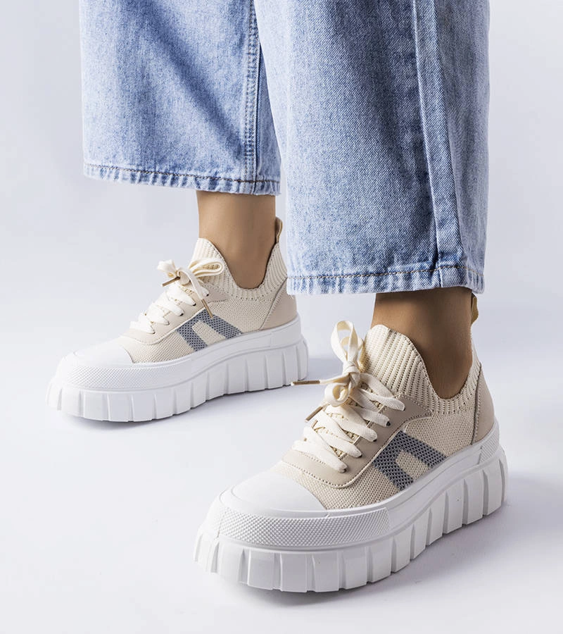 Beżowe trampki na wysokiej podeszwie