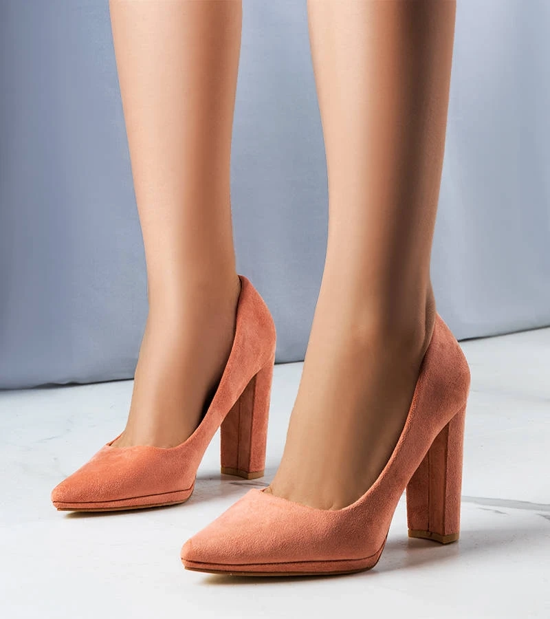 Różowe zamszowe czółenka na obcasie