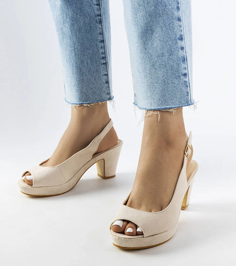 Beżowe sandałki na słupku