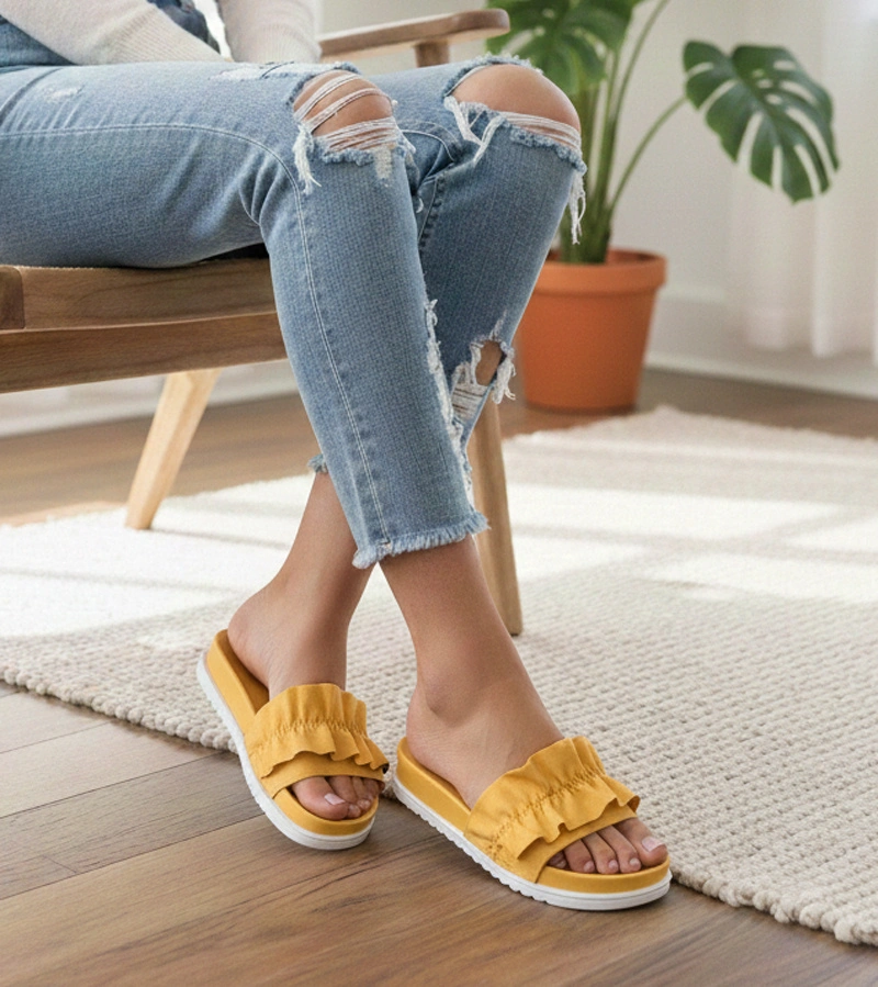 Musztardowe klapki z falbanką Samanta