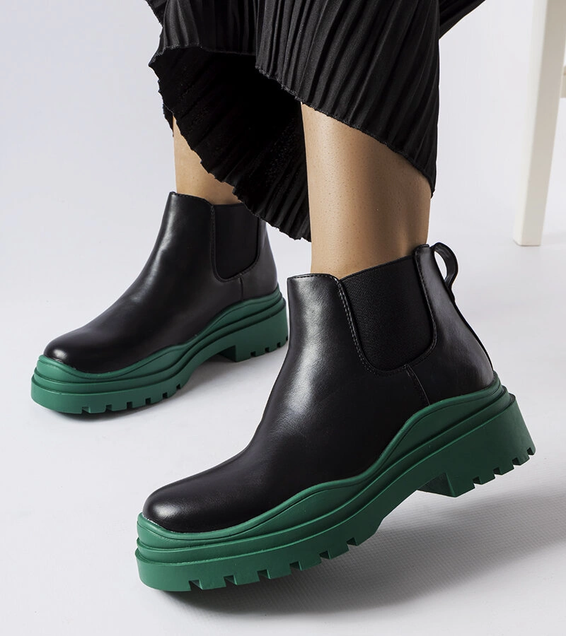 Czarne botki z zieloną podeszwą