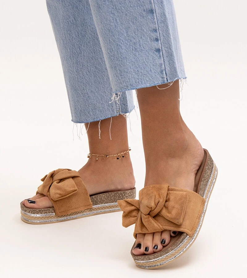 Brązowe klapki na masywnej podeszwie