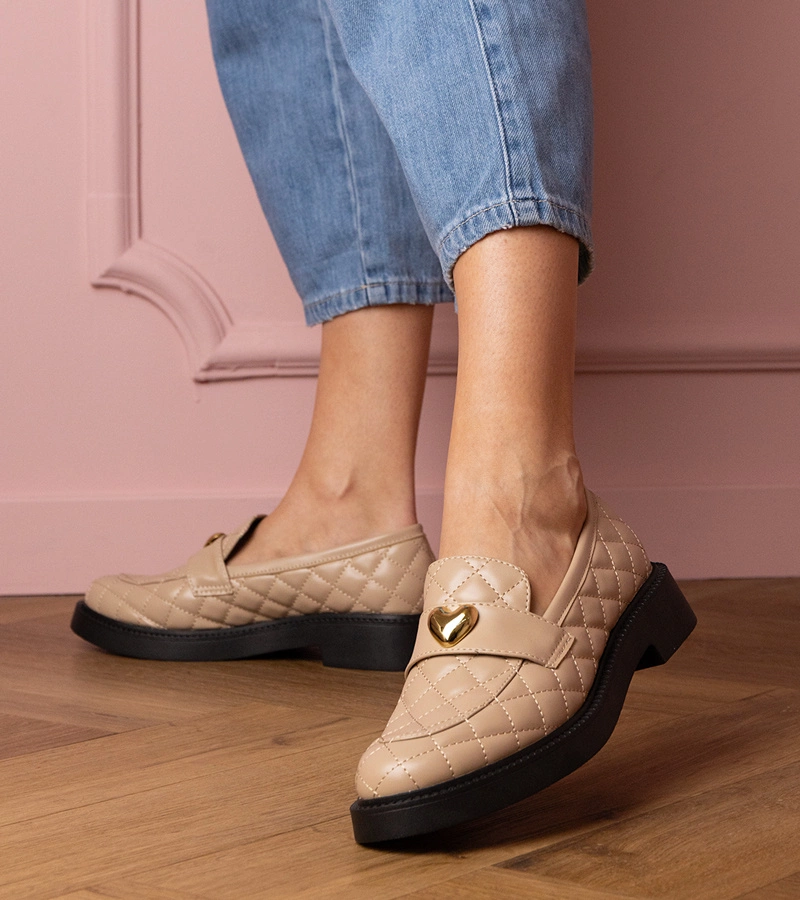 Hers Beżowe mokasyny pikowane zdobione serduszkiem