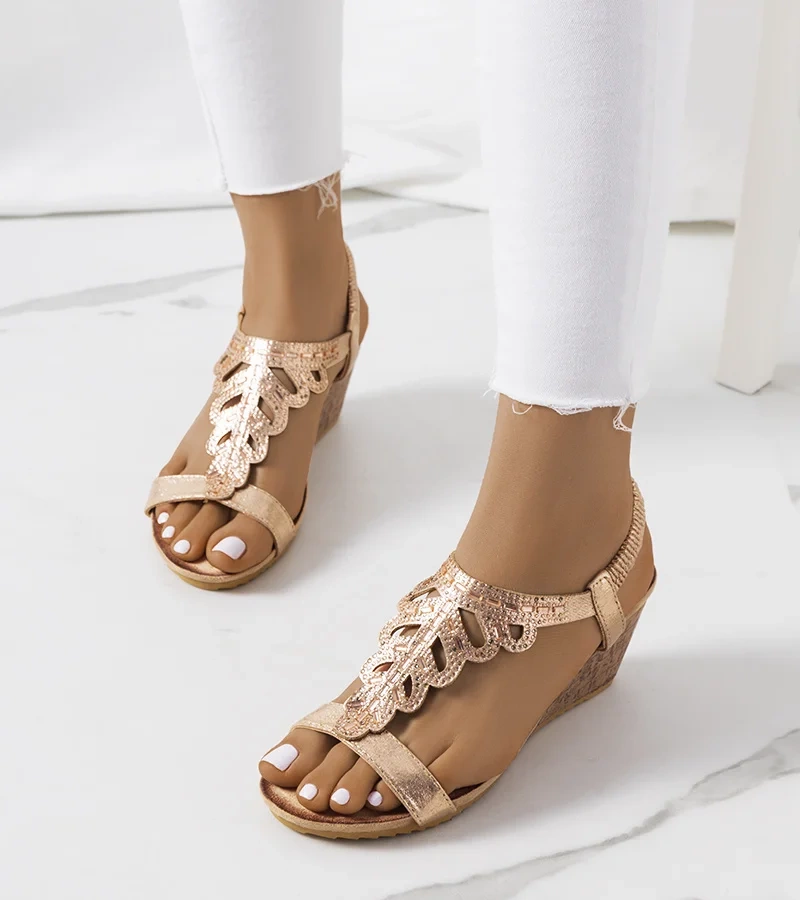 Różowe sandały na koturnie