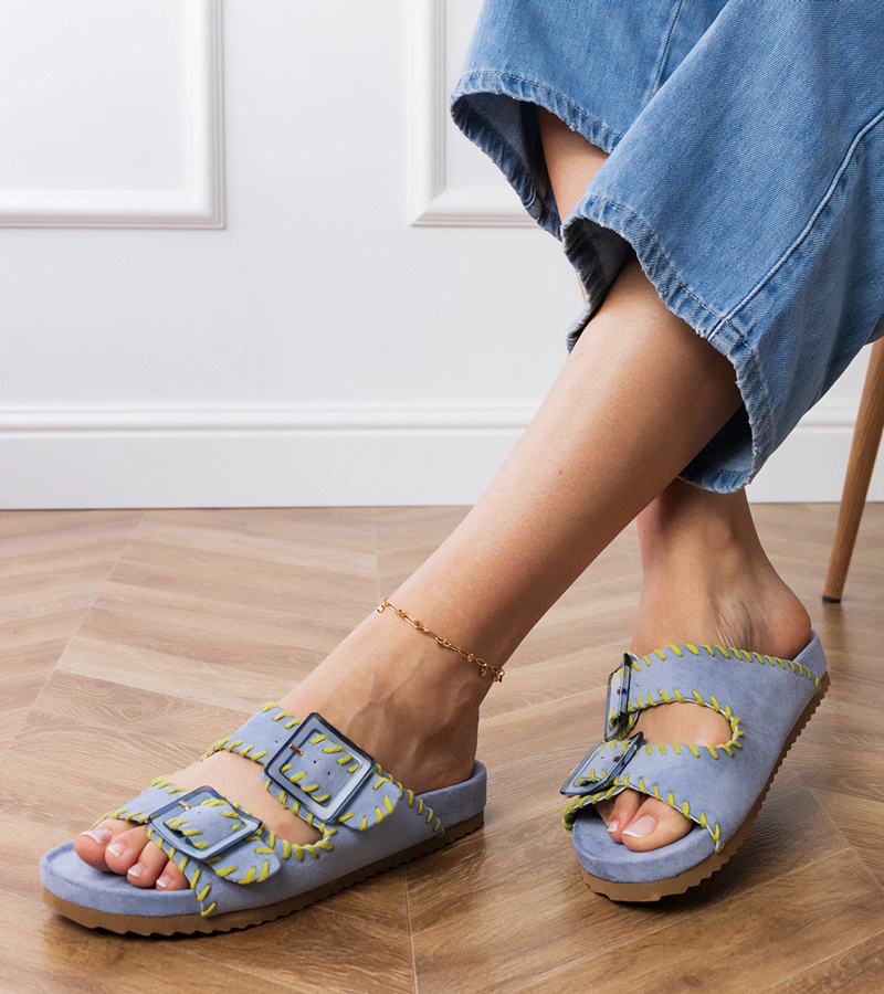 Hers Niebieskie klapki z klamrami i haftem na paskach