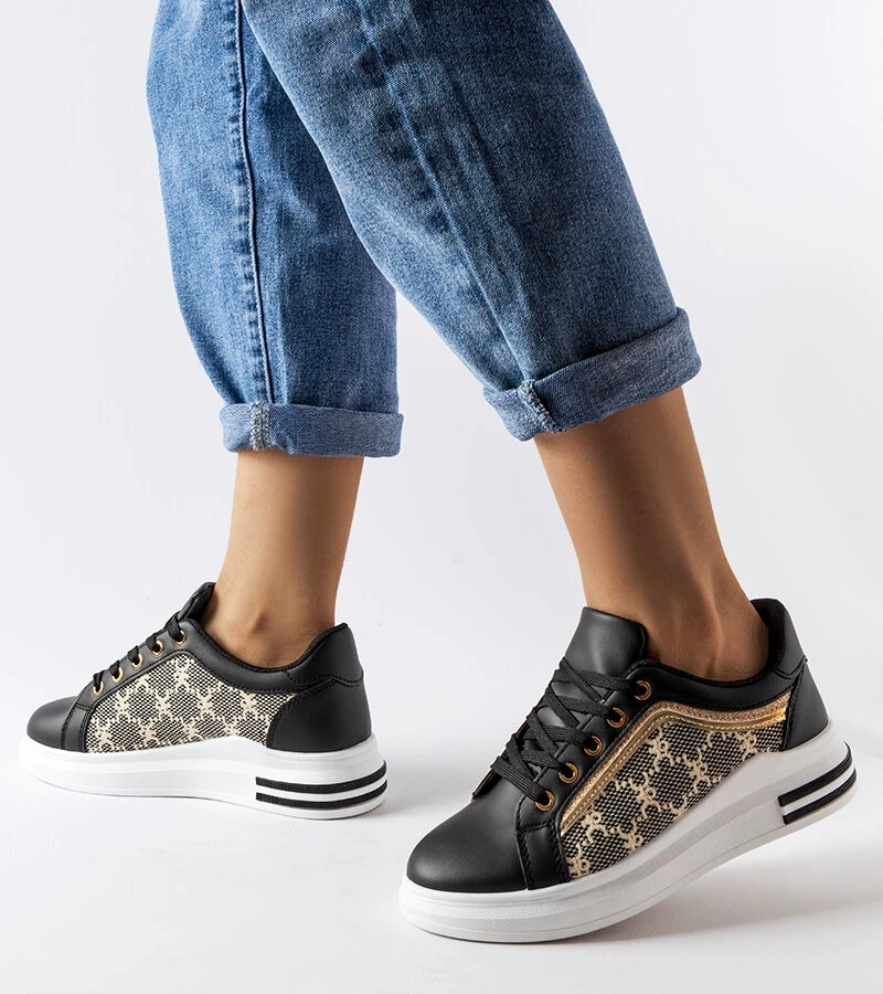 Czarne sneakersy zdobione złotymi wstawkami
