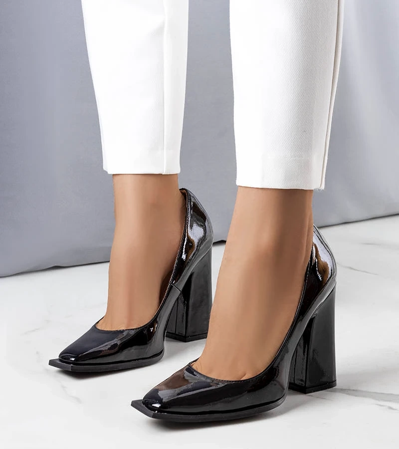 Czarne lakierowane czółenka na słupku