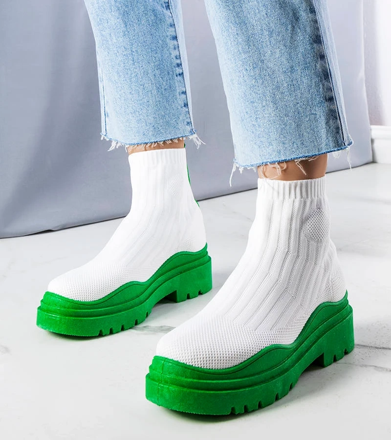 Białe elastyczne botki na zielonej podeszwie